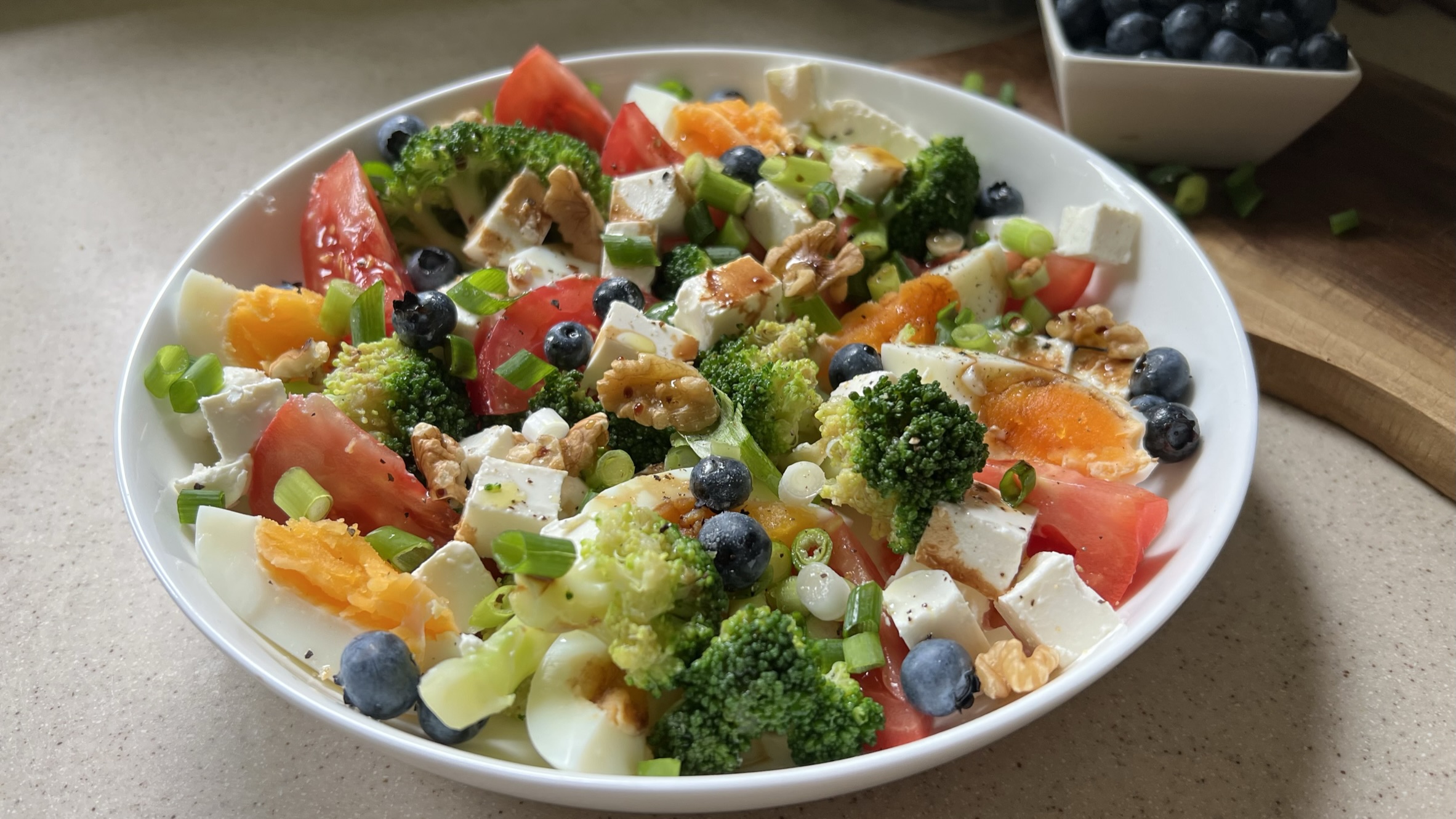 You are currently viewing Przygotuj pyszną sałatkę na śniadanie z brokułem i fetą