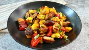 Read more about the article Pieczone Jesienne Warzywa z Dodatkiem Kiełbasy i Serem Halloumi! ??️?