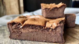 Read more about the article Bajecznie CZEKOLADOWE KETO CIASTO zrobisz z 3 składników. Bez nabiału, bez mąki, bez cukru.