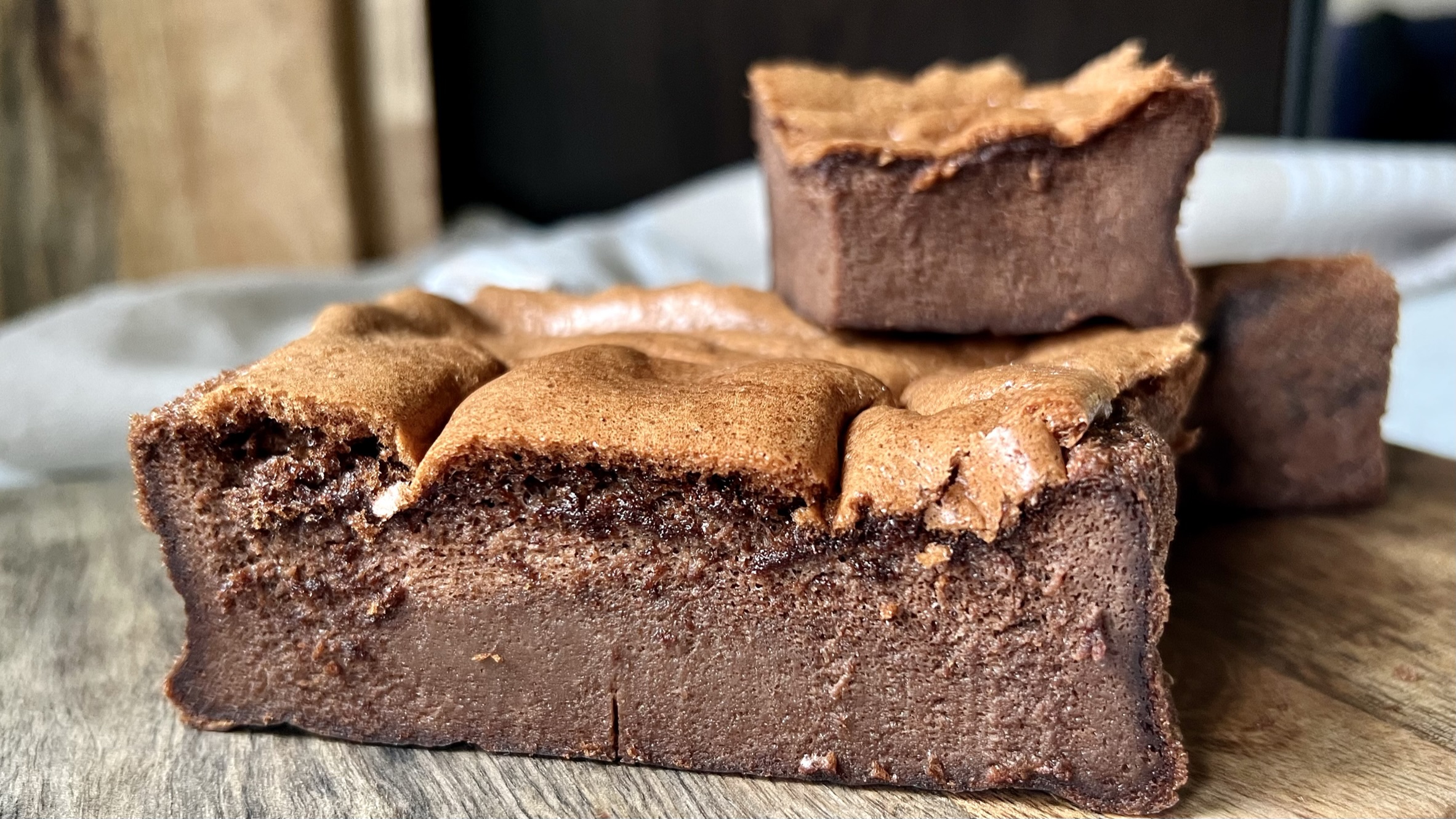 You are currently viewing Bajecznie CZEKOLADOWE KETO CIASTO zrobisz z 3 składników. Bez nabiału, bez mąki, bez cukru.