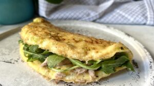 Read more about the article Zrób pyszne KETO śniadanie i przygotuj Chrupiący Omlet z Tuńczykiem