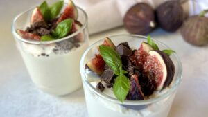 Read more about the article Kremowy serniczek w pucharku słono-słodki z figą. Gotowy w 5 minut