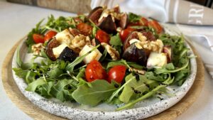 Read more about the article Sałatka z pieczonymi figami i fetą