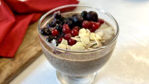 Read more about the article Jak zrobić czekoladowy KETO PUDDING CHIA z owocami. Przepis krok po kroku