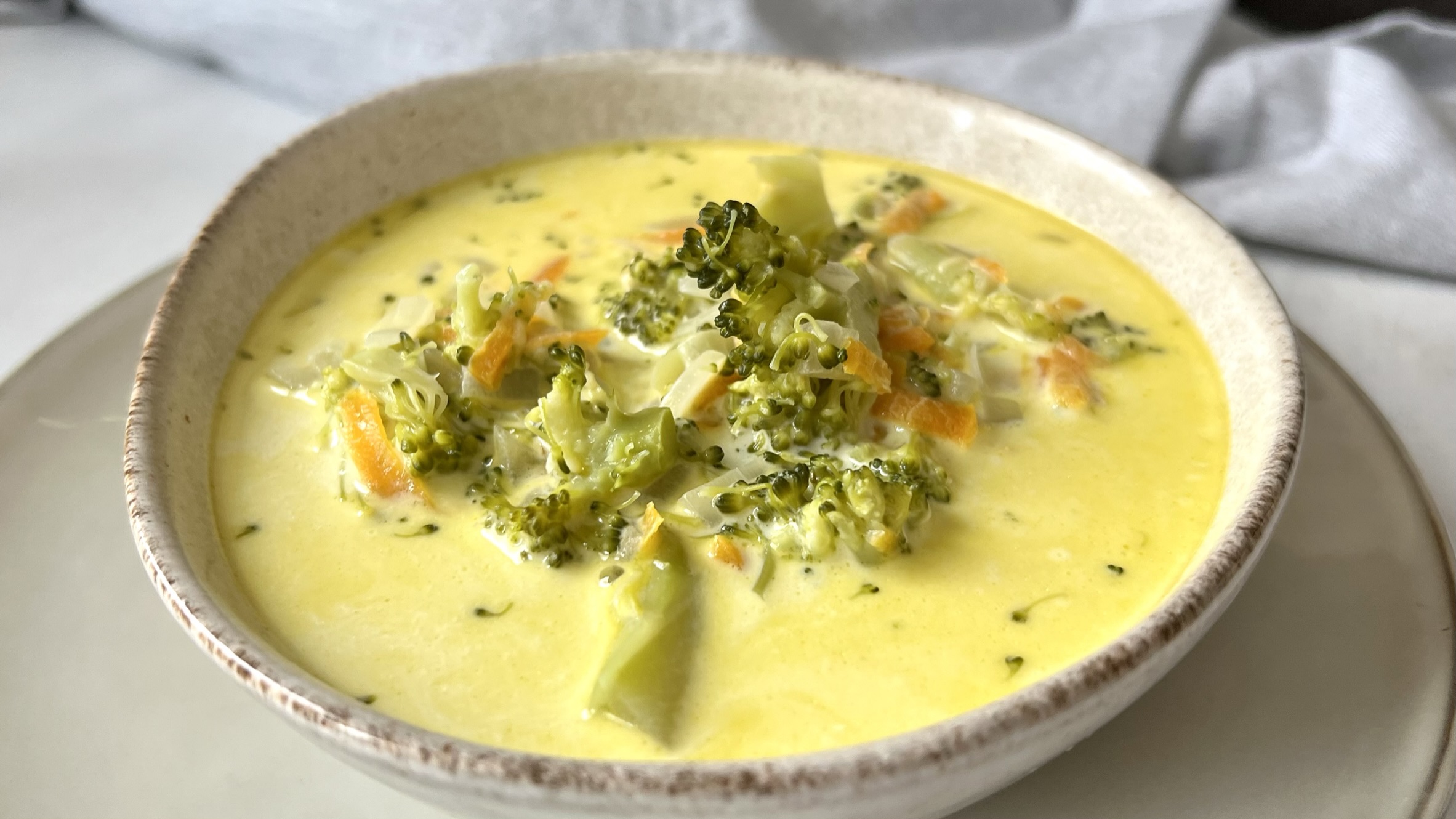 You are currently viewing KETO serowa zupa brokułowa. Przygotujesz ją w 20 minut