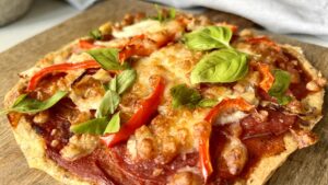 Read more about the article KETO PIZZA SEROWA, którą zrobisz w 20 minut. Bez dodatku mąki czy nasion
