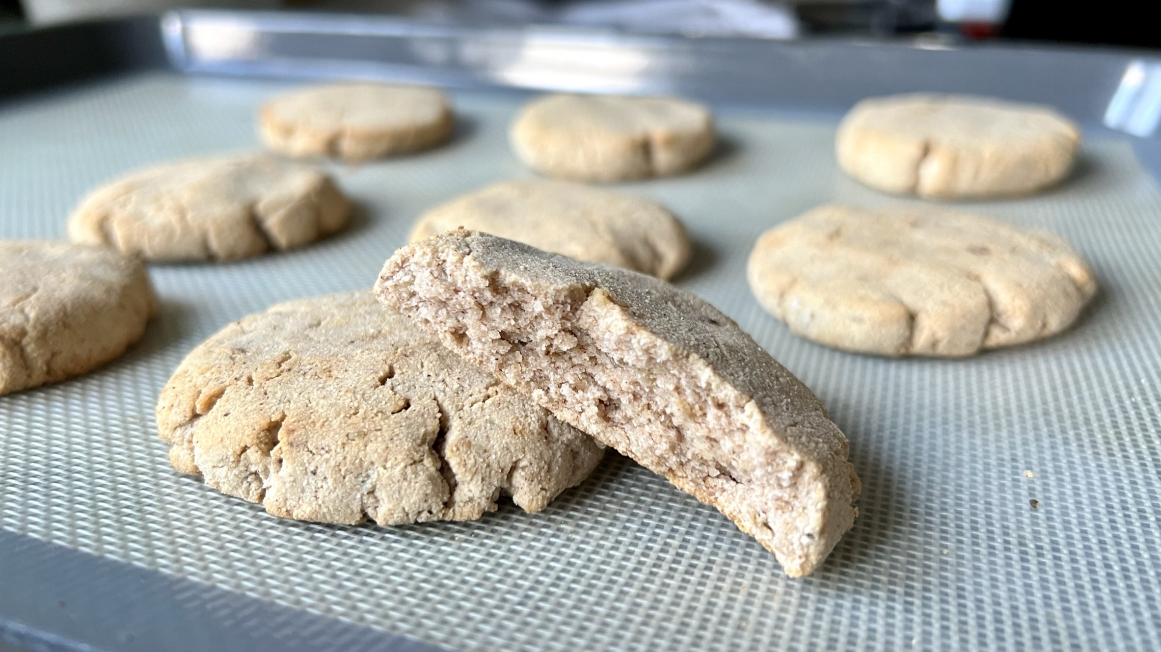 You are currently viewing KETO CIASTECZKA PIERNIKOWE, czyli jak przygotować na Święta coś słodkiego bez cukru