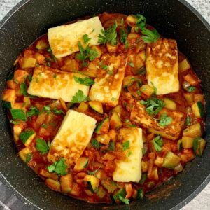 cuknia w pomidorach z halloumi