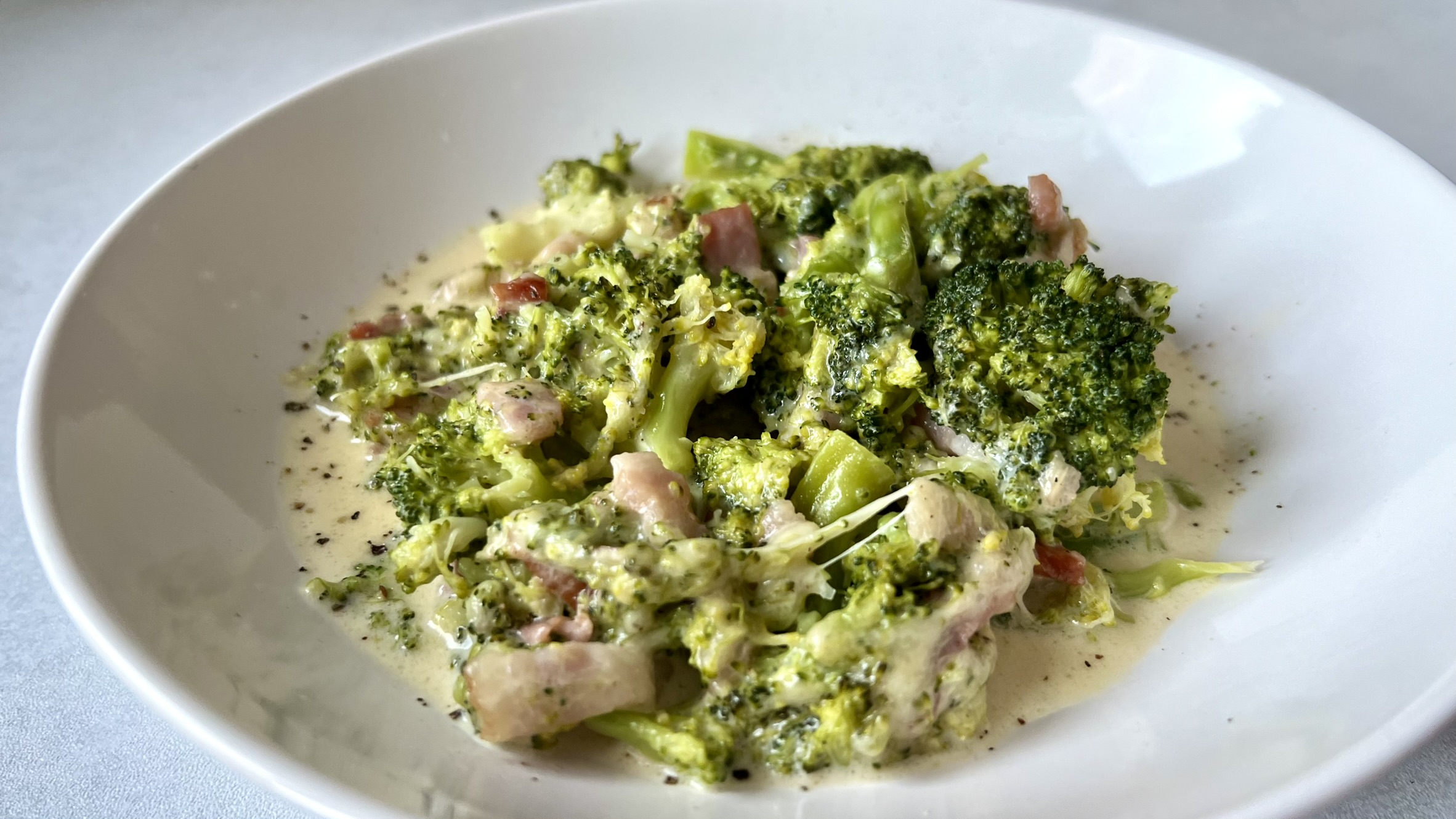 You are currently viewing KETO BROKUŁY A’LA CARBONARA – szybkie i pyszne danie