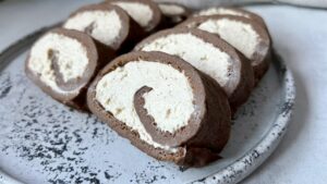 Read more about the article KETO CYNAMONKI z kremowym nadzieniem