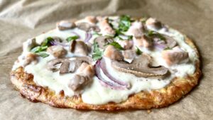 Read more about the article KETO PIZZA BIANCA. Przepis na białą pizzę bez mąki