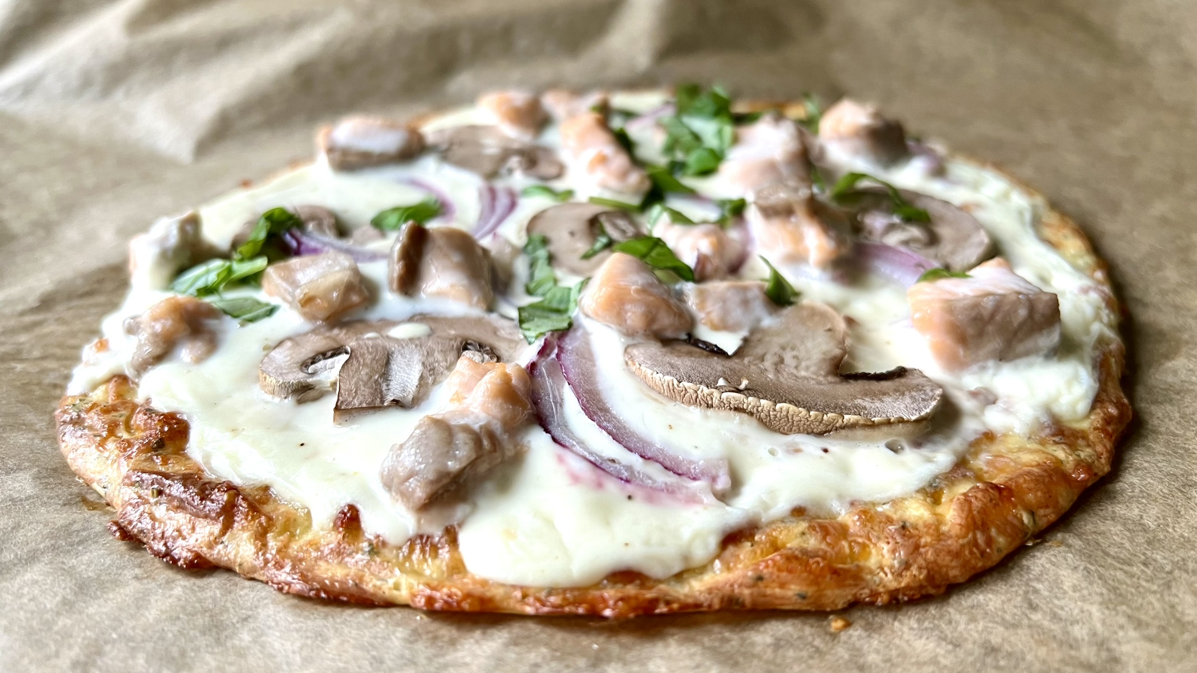 You are currently viewing KETO PIZZA BIANCA. Przepis na białą pizzę bez mąki