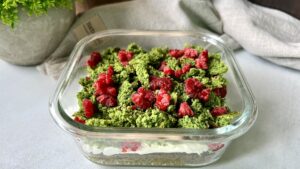 Read more about the article KETO CIASTO LEŚNY MECH, czyli zielone ciasto z kremowym nadzieniem