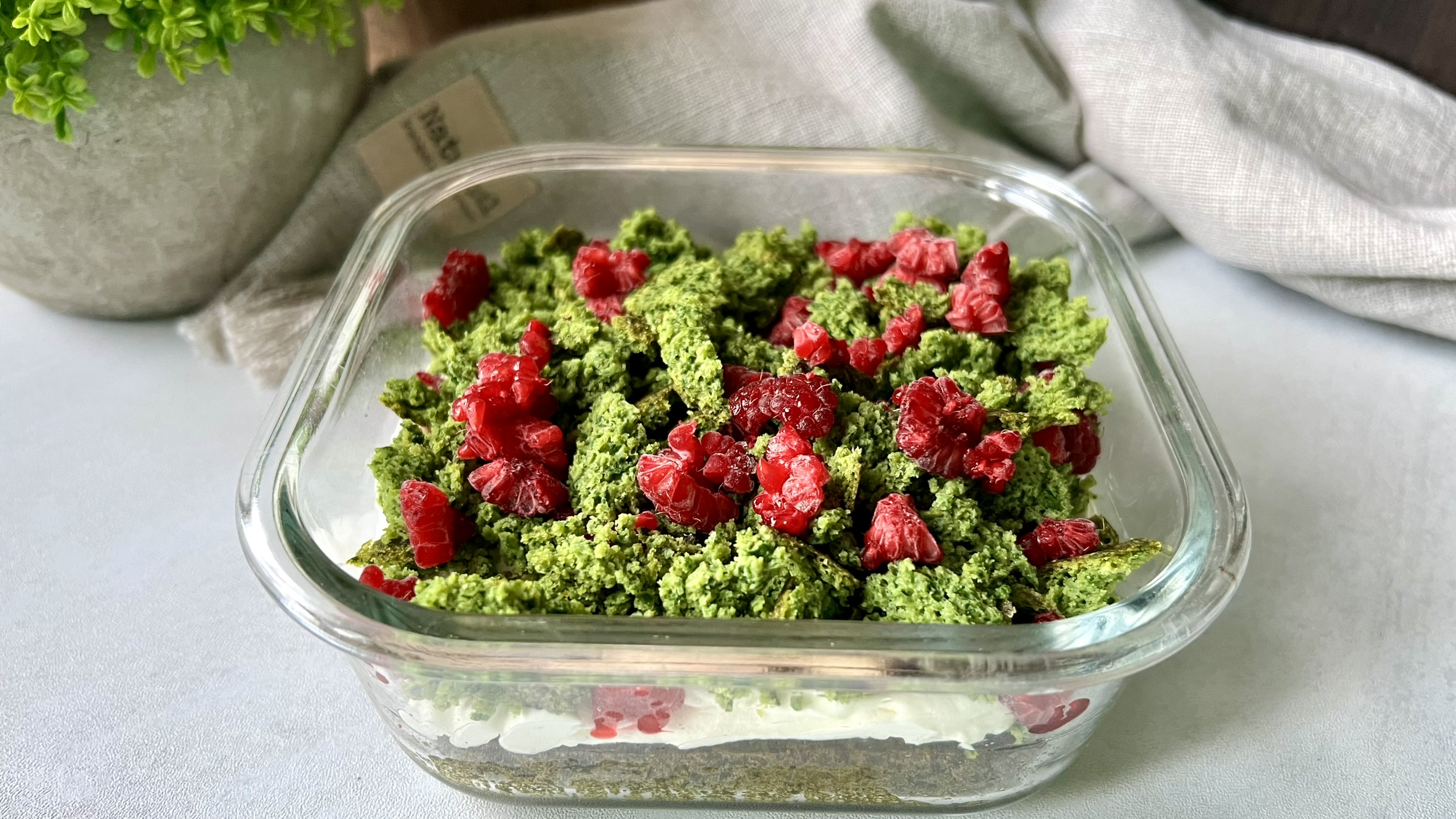 You are currently viewing KETO CIASTO LEŚNY MECH, czyli zielone ciasto z kremowym nadzieniem