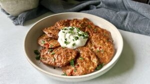 Read more about the article PIECZONE SEROWE PLACUSZKI Z POMIDOREM, czyli pomysł na pyszne śniadanie