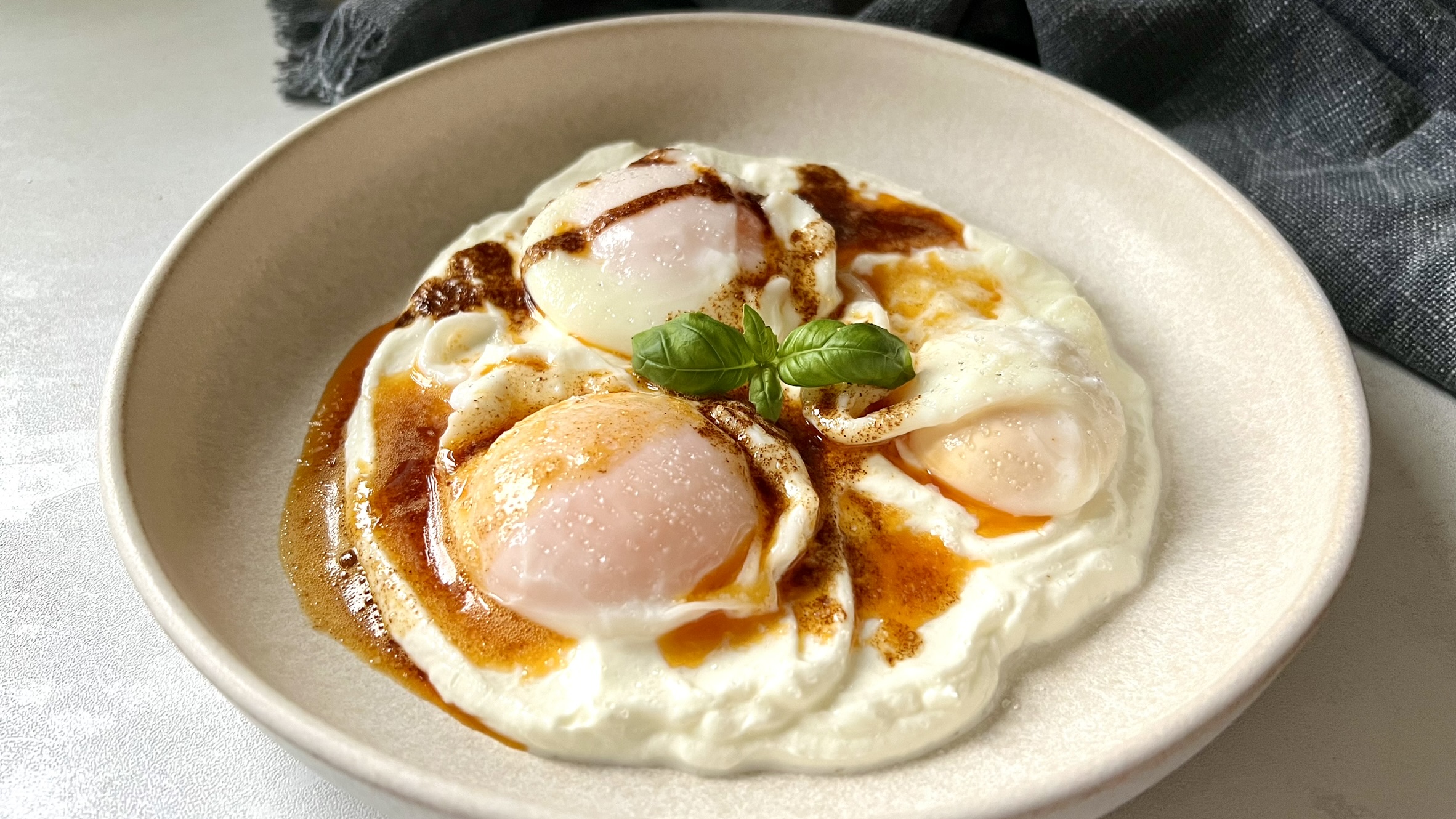 You are currently viewing Przygotuj pyszną wersję jajek po turecku, gotowe w 15 minut