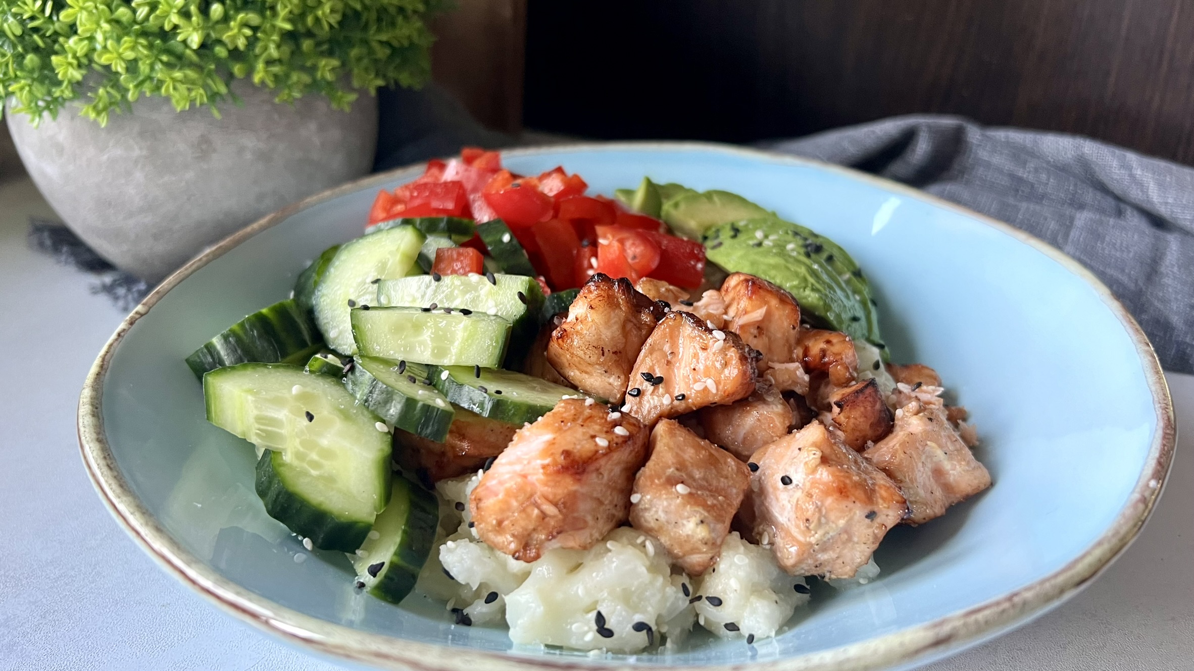 You are currently viewing Pomysł na pyszny obiad, czyli bowl z łososiem i awokado