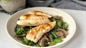 Read more about the article Polędwiczki z kurczaka na zielonych warzywach