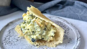 Read more about the article Pasta jajeczna z awokado na serowej miseczce