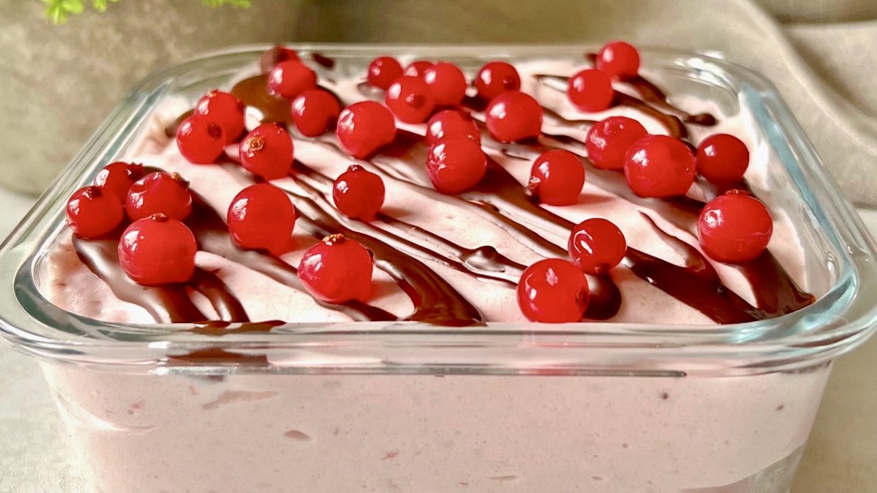 You are currently viewing TRUSKAWKOWA PIANKA. Idealna na odchudzanie, przygotujesz ją bez dodatku cukru