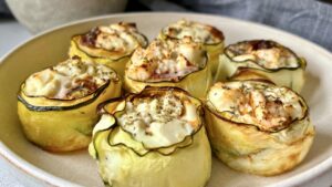 Read more about the article Odkryj cukinię na nowo. Śniadaniowe Gniazda z Cukinią w formie muffinek