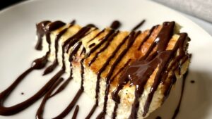 Read more about the article KETO SERNIK z czekoladową polewą. Przygotuj to pyszne ciasto z kilku prostych składników