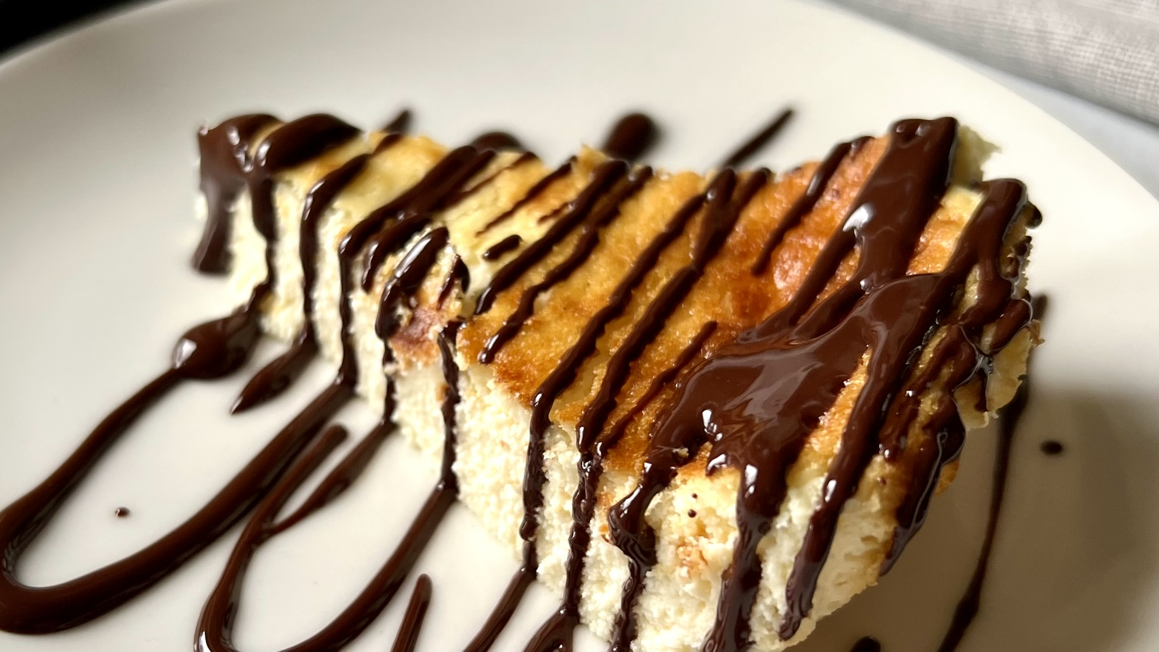 You are currently viewing KETO SERNIK z czekoladową polewą. Przygotuj to pyszne ciasto z kilku prostych składników