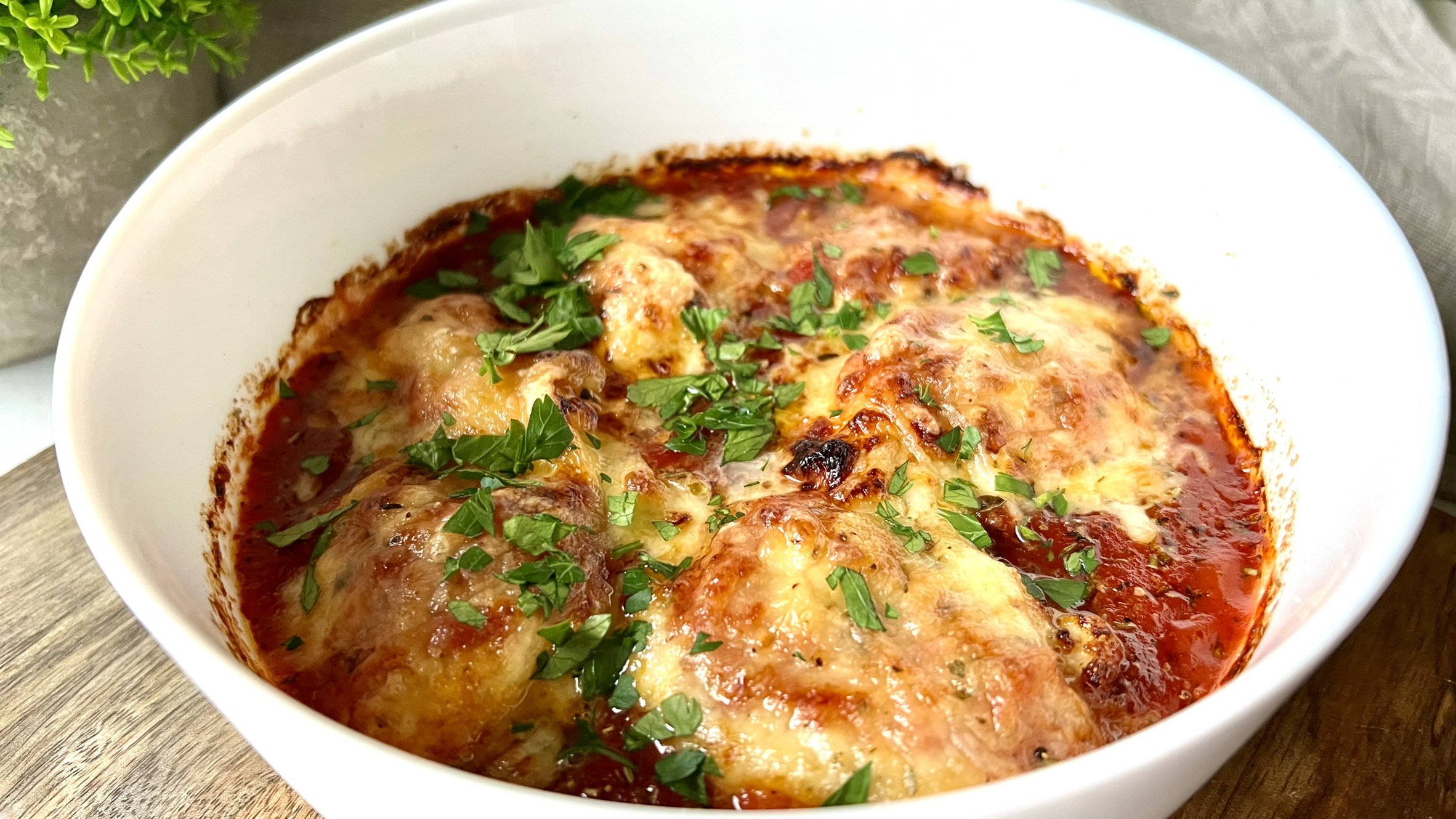 You are currently viewing PIECZONY KURCZAK Z MOZZARELLĄ. Przepis na pyszny obiad w stylu keto i low carb