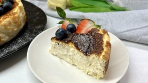 Read more about the article Keto sernik baskijski. Przepis na bardzo kremowy i delikatny sernik bez cukru