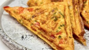 Read more about the article Serowe tosty z boczkiem i serkiem wiejskim