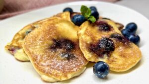 Read more about the article KETO placuszki z mascarpone i borówkami