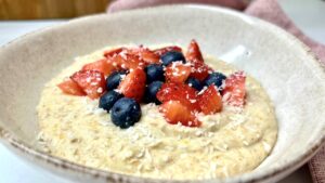Read more about the article KETO owsianka z owocami