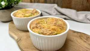 Read more about the article Puszysty keto suflet brokułowo-serowy. Przygotuj pyszne śniadanie