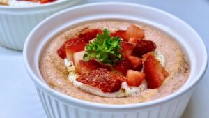 Read more about the article Przepis na Truskawkowy Sernik Bez Cukru – Łatwo i Szybko!