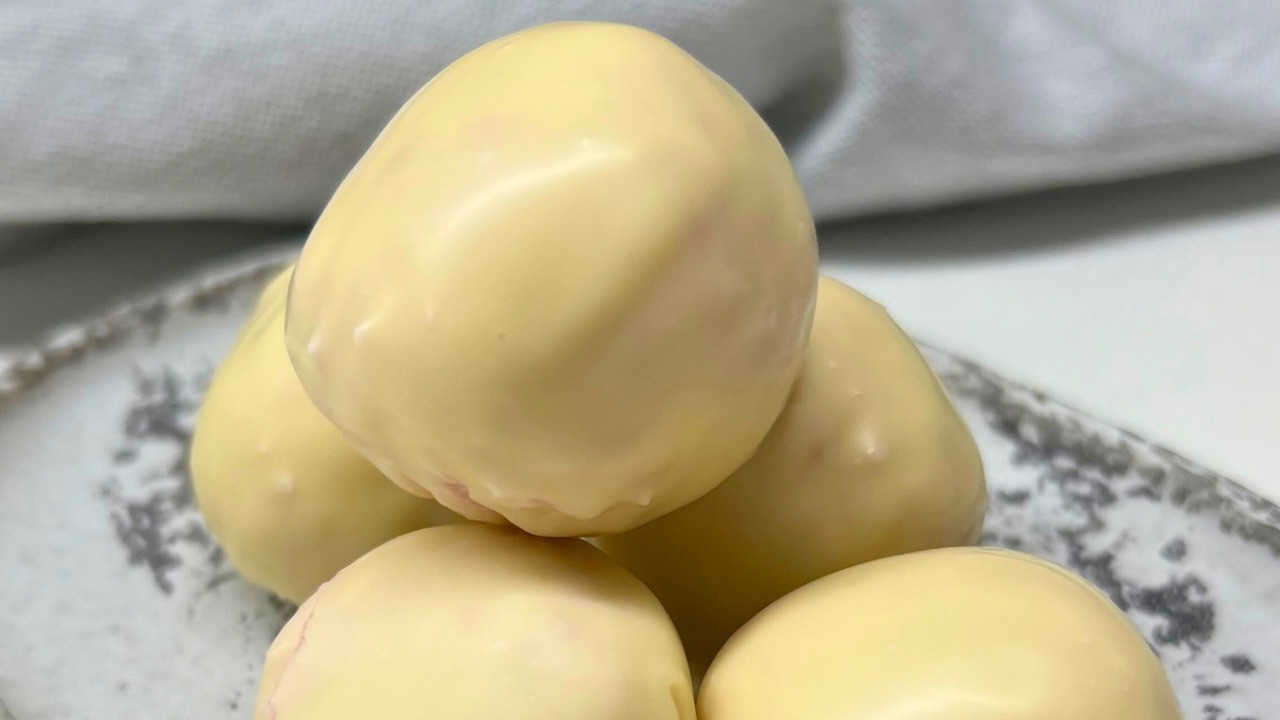 You are currently viewing Keto praliny z białą czekoladą i malinami