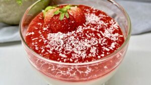 Read more about the article Keto pudding śmietankowy z truskawkami bez cukru