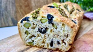 Read more about the article Keto Chlebek Serowo-Orzechowy z Szparagami i Oliwkami