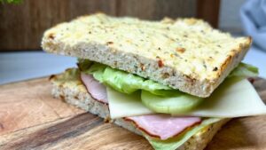 Read more about the article Serowy chlebek jako pomysł na zdrową bazę do kanapek. Przygotujesz go bez mąki