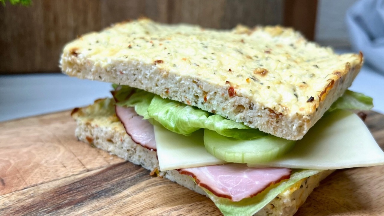 You are currently viewing Serowy chlebek jako pomysł na zdrową bazę do kanapek. Przygotujesz go bez mąki