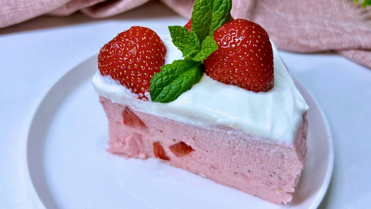 You are currently viewing Lekki i Pyszny Sernik Truskawkowy Bez Cukru – Idealny na lato Bez pieczenia