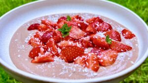 Read more about the article Ekspresowy deser – Kakaowy Krem z Serka Wiejskiego BEZ CUKRU