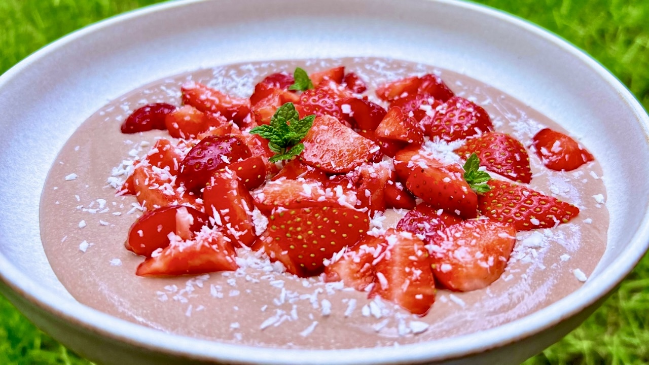 You are currently viewing Ekspresowy deser – Kakaowy Krem z Serka Wiejskiego BEZ CUKRU