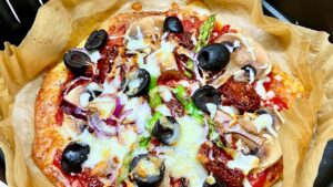 Read more about the article KETO PIZZA JEDNOPORCJOWA AIR FRAYER. Przygotuj ją bez mąki i nasion