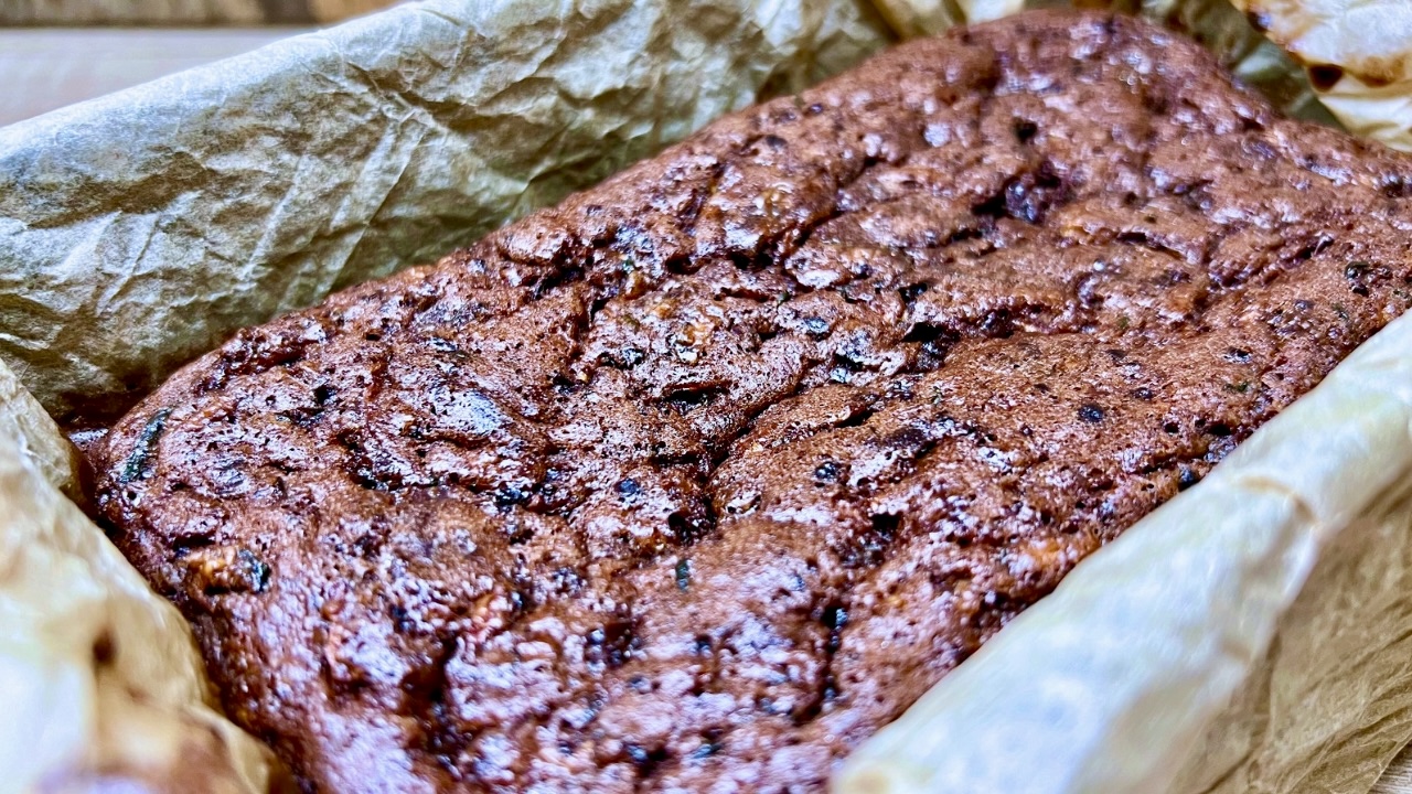 You are currently viewing Mocno czekoladowe brownie z cukinią, przygotuj je bez cukru i mąki