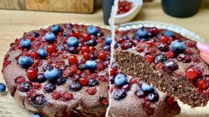 Read more about the article Czekoladowe ciasto z owocami, bez dodatku mąki i cukru