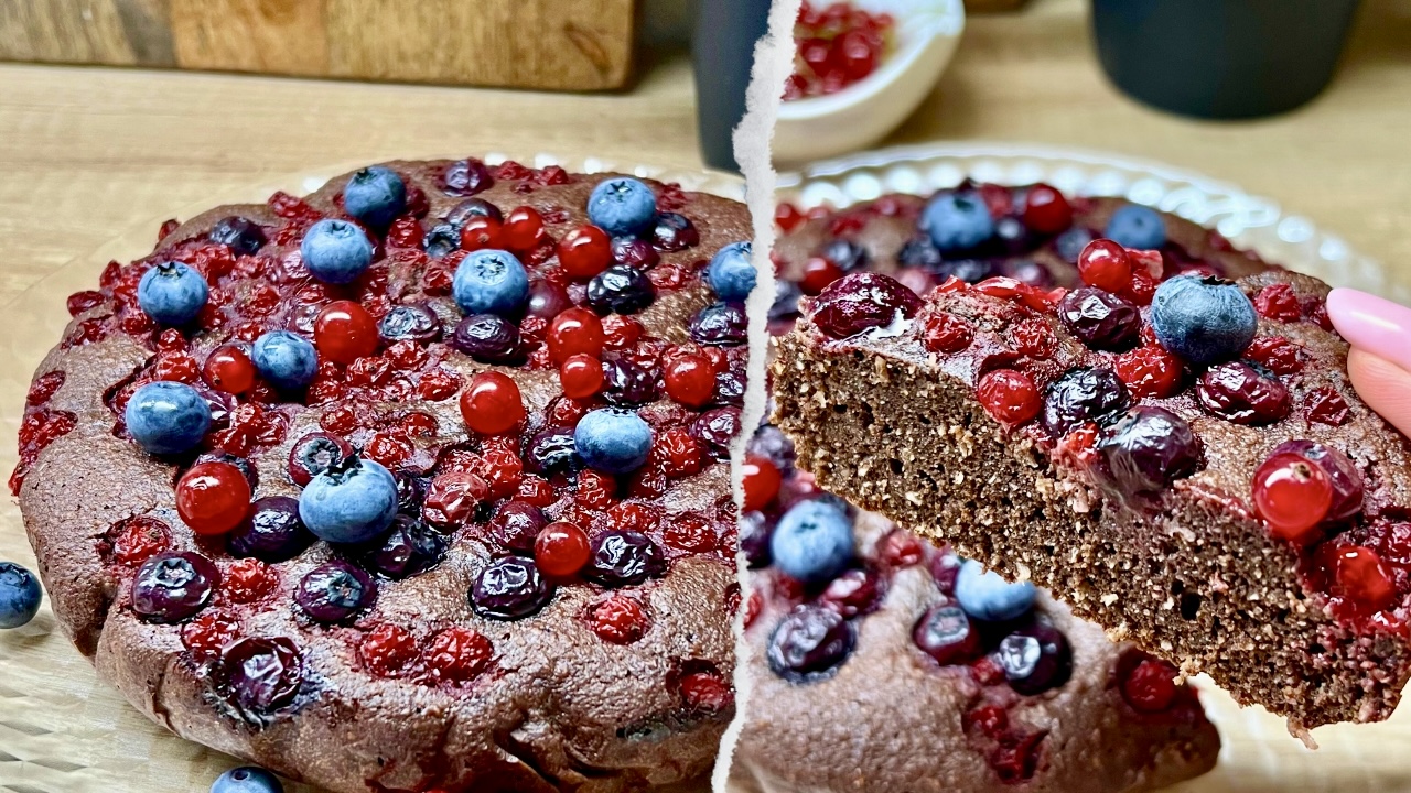 You are currently viewing Czekoladowe ciasto z owocami, bez dodatku mąki i cukru