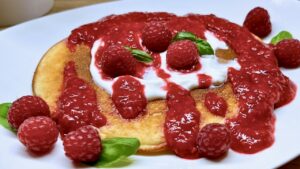 Read more about the article Puszysty omlet z malinami pełen białka, przygotujesz go bez dodatku cukru