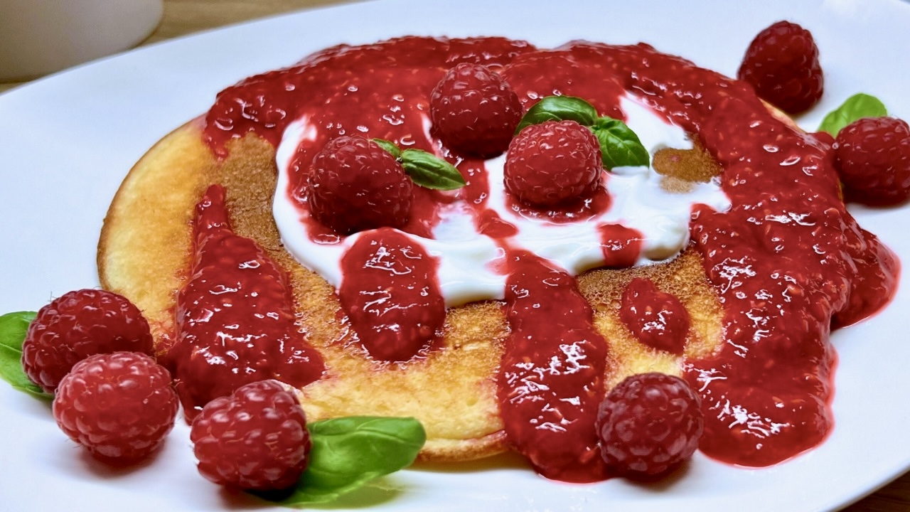 You are currently viewing Puszysty omlet z malinami pełen białka, przygotujesz go bez dodatku cukru