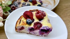 Read more about the article Sernik ze skyrem i owocami