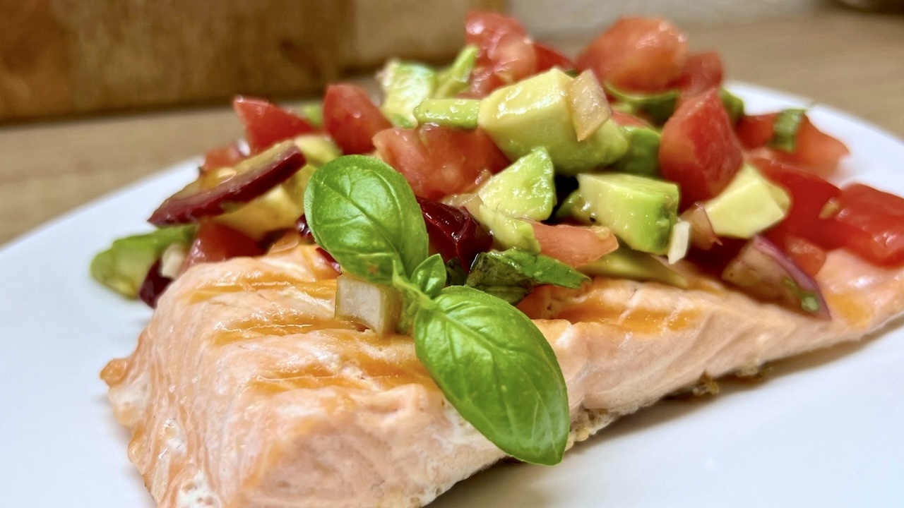 You are currently viewing Łosoś z grilla z awokado – pomysł na lekki obiad